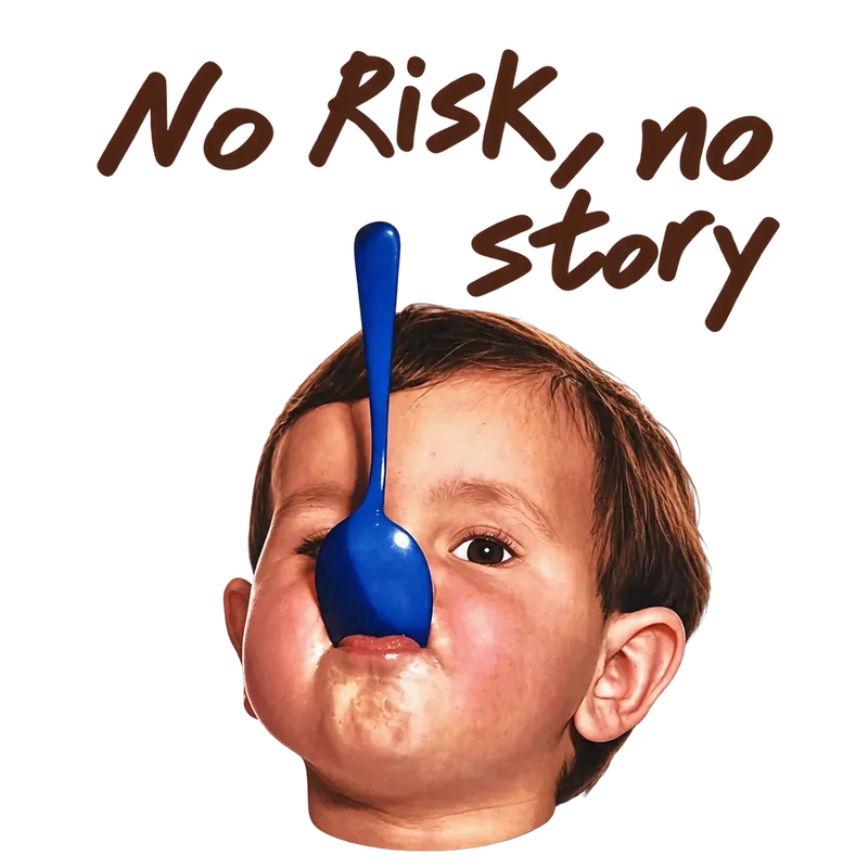“No risk, no story”: un bambino con un cucchiaio blu in bocca, in equilibrio davanti al viso