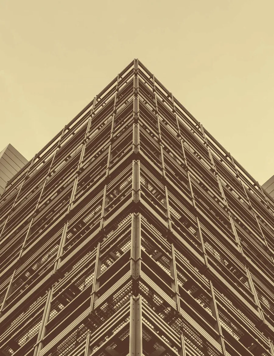 Edificio moderno visto dal basso, con facciata a lamelle